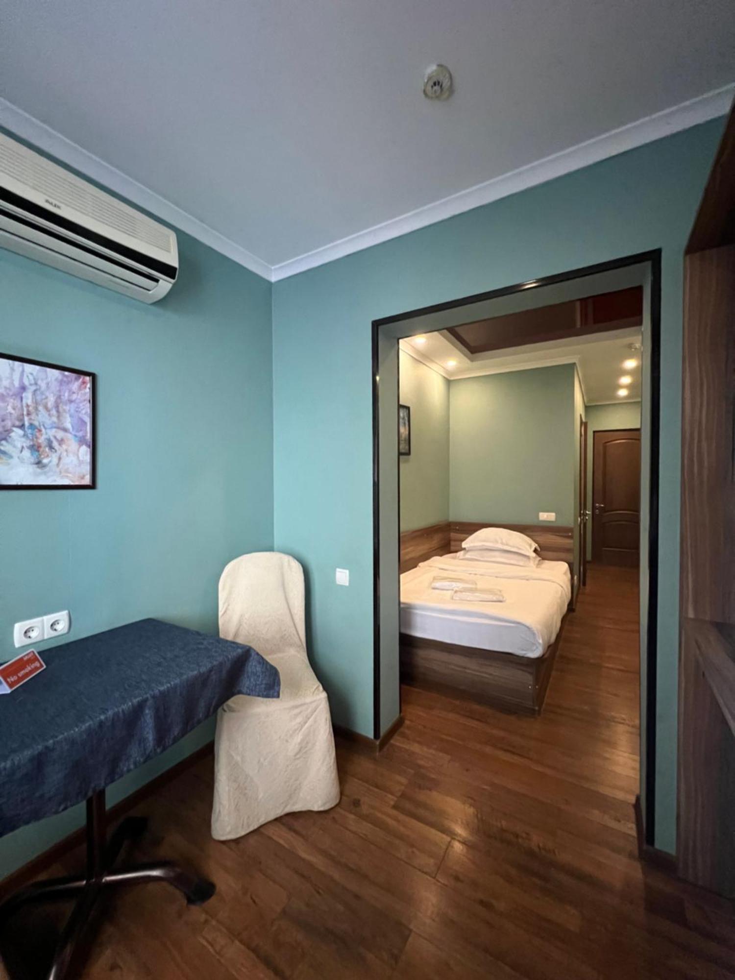 Salut Hotel Bishkek Bagian luar foto