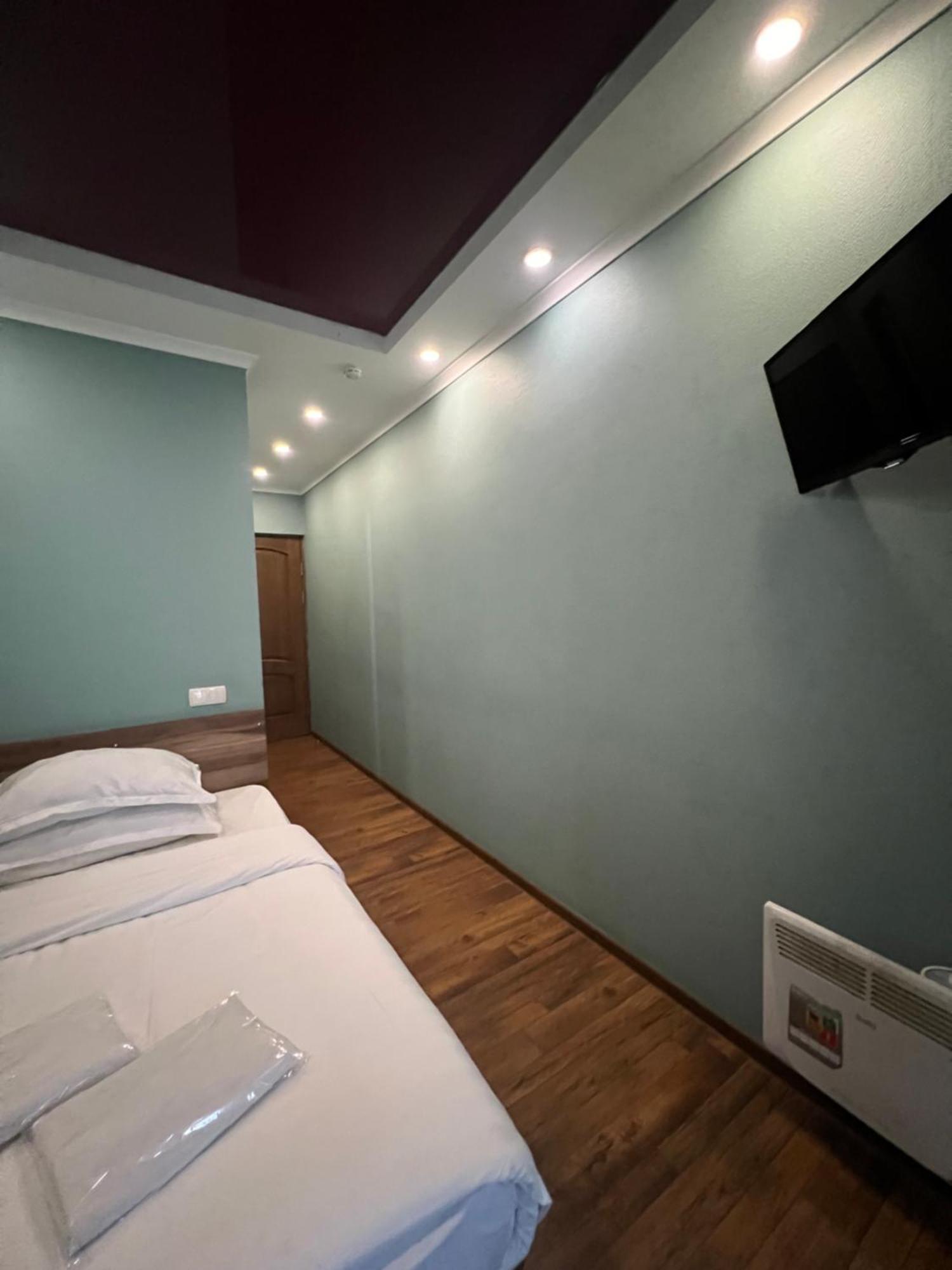 Salut Hotel Bishkek Bagian luar foto