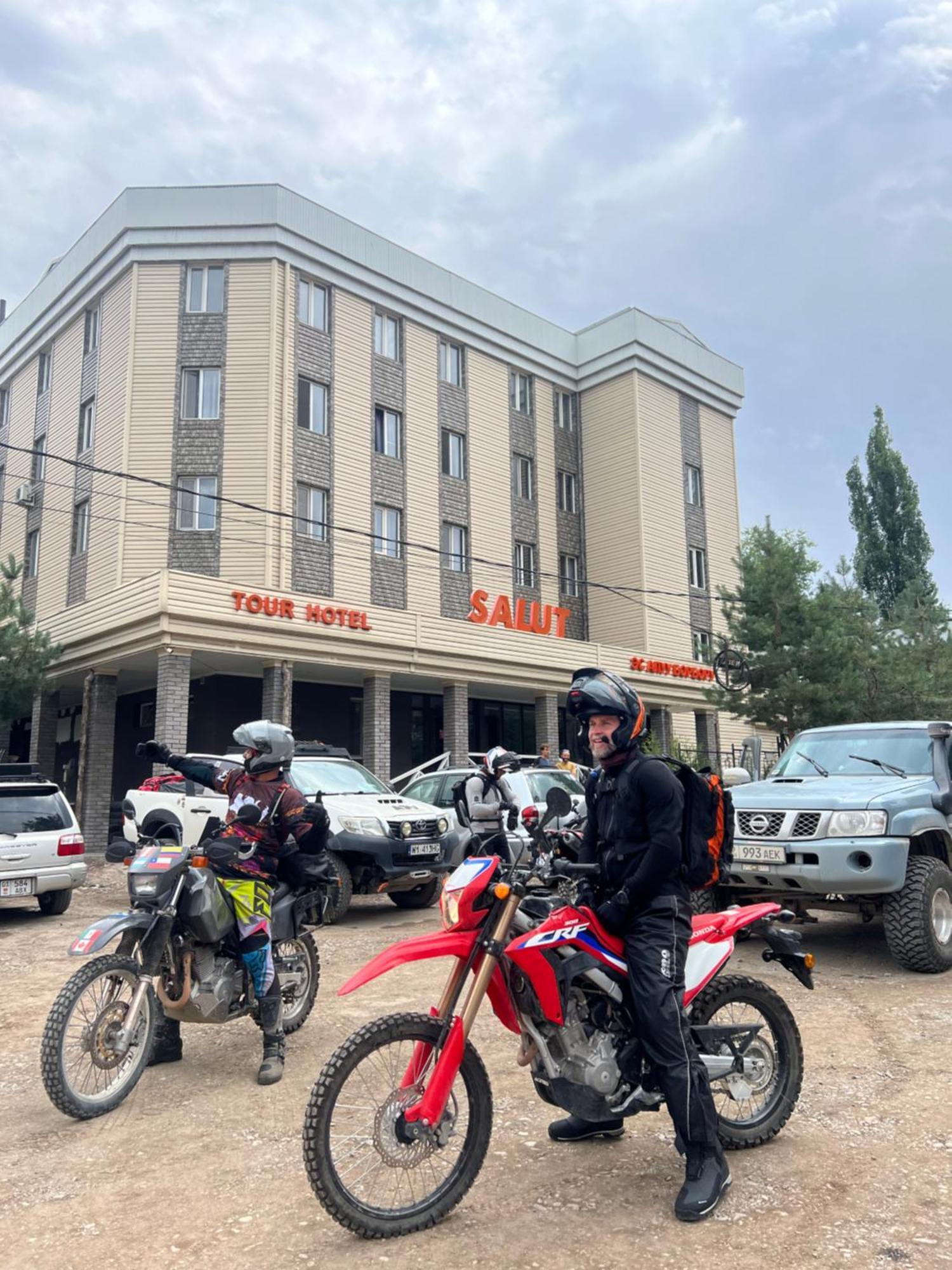 Salut Hotel Bishkek Bagian luar foto