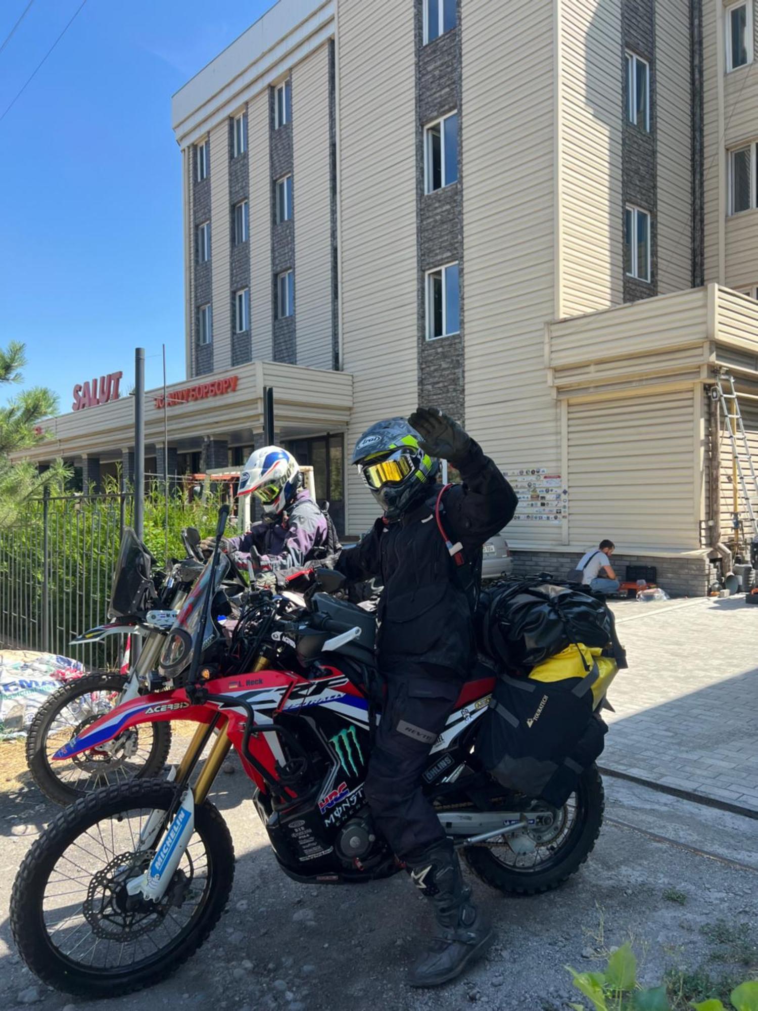 Salut Hotel Bishkek Bagian luar foto