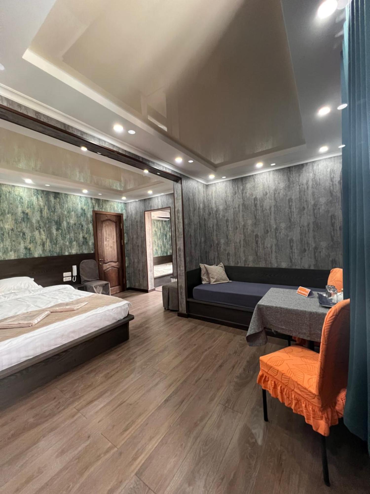 Salut Hotel Bishkek Bagian luar foto