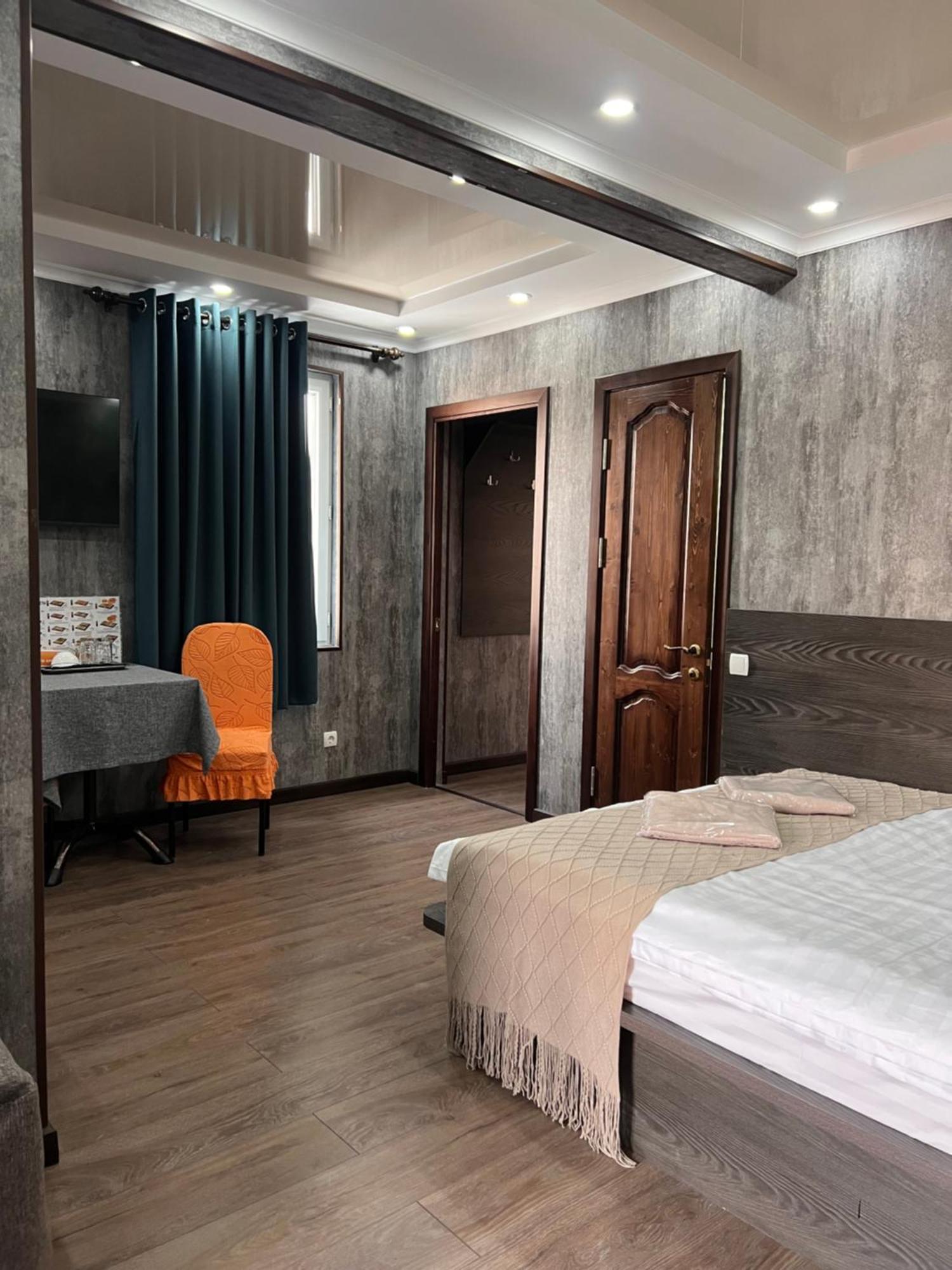 Salut Hotel Bishkek Bagian luar foto