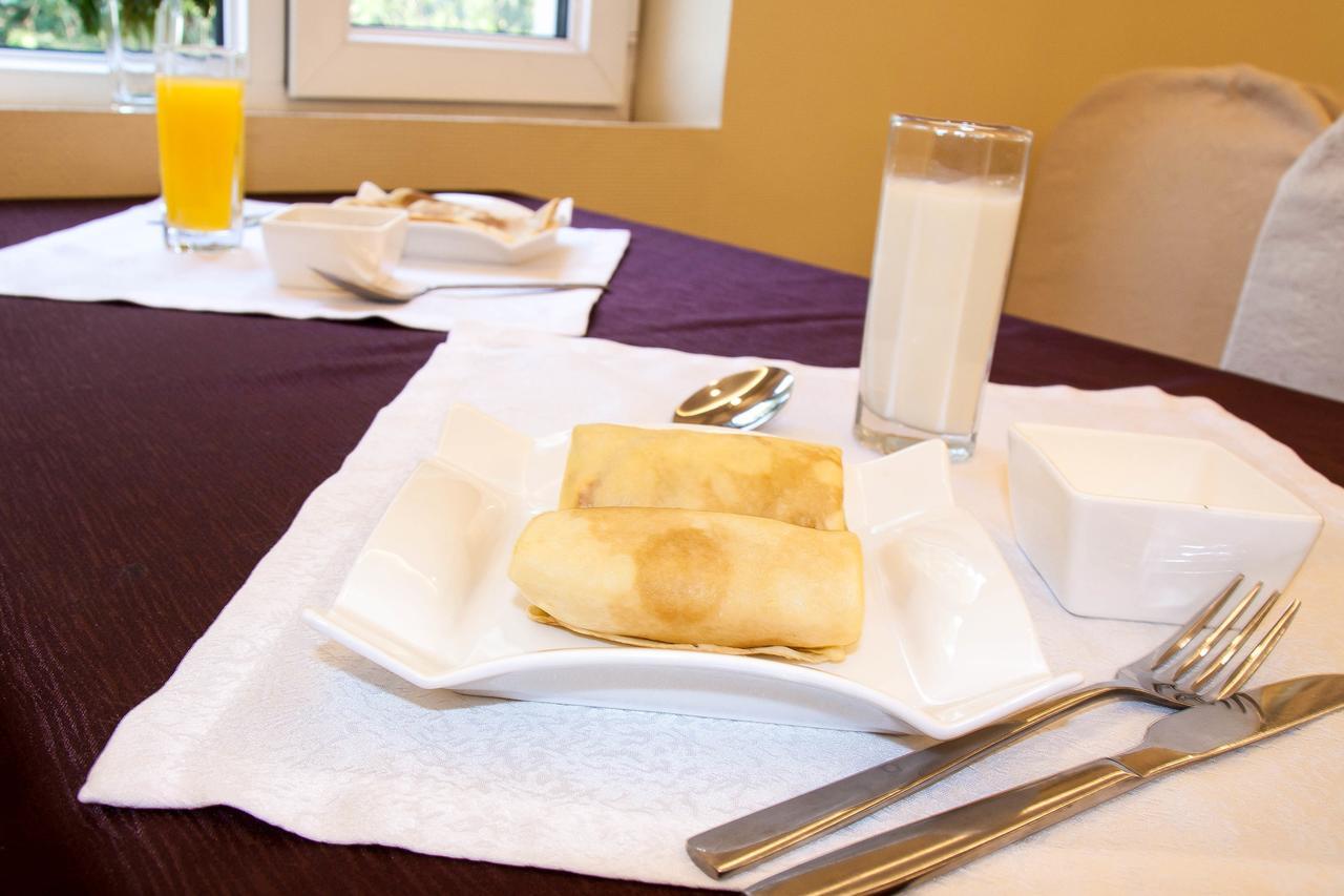 Salut Hotel Bishkek Bagian luar foto