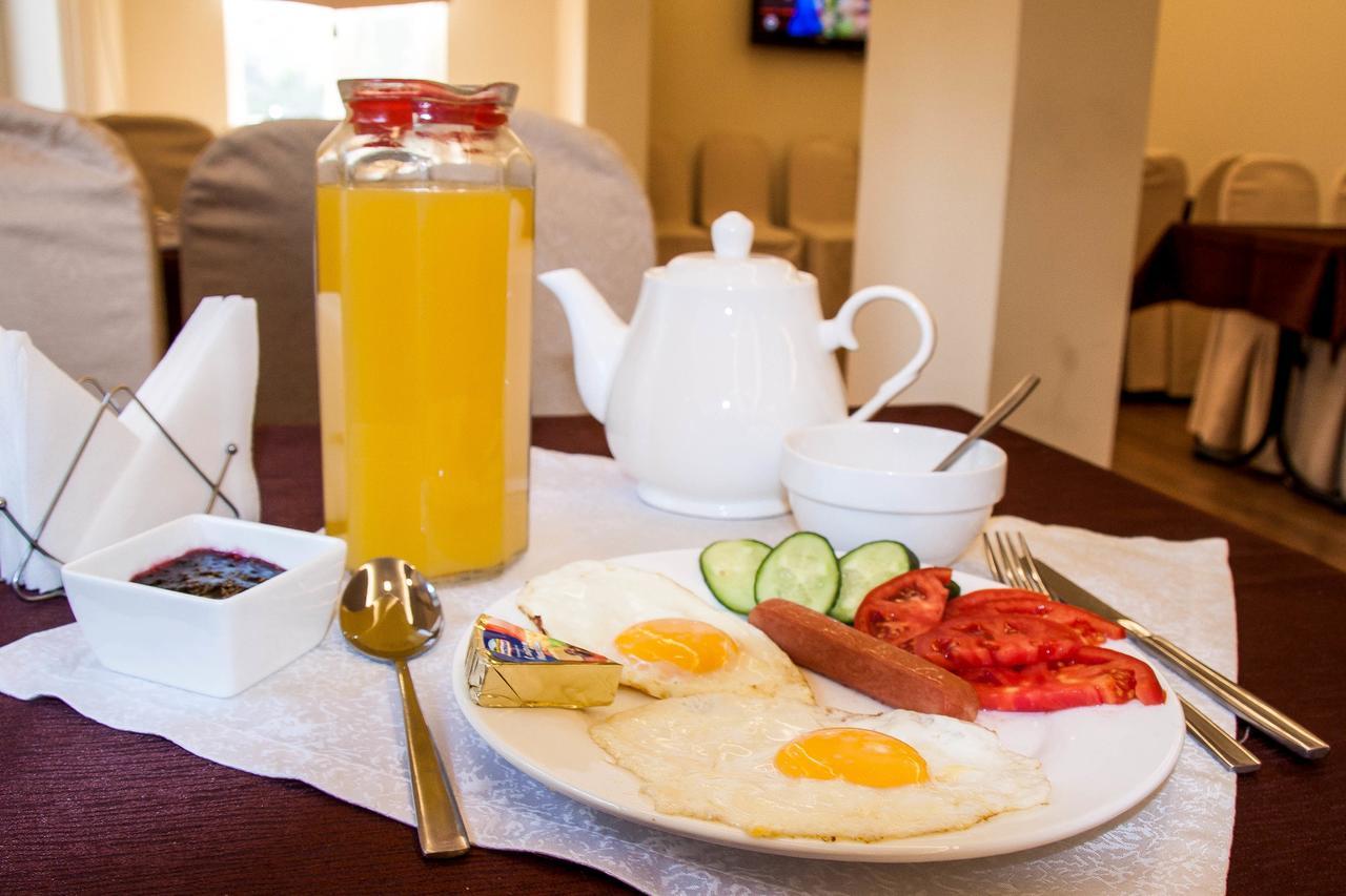 Salut Hotel Bishkek Bagian luar foto