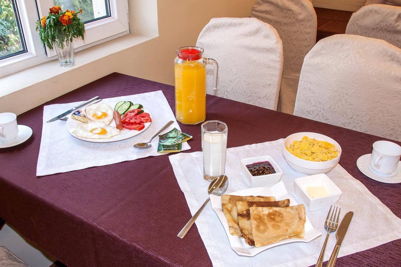 Salut Hotel Bishkek Bagian luar foto