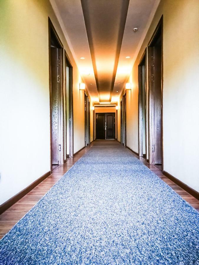 Salut Hotel Bishkek Bagian luar foto